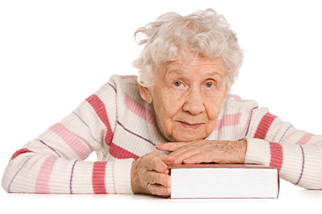 Alte Frau mit Buch
