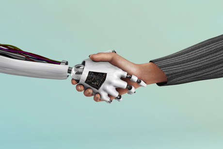 Roboterhand drückt Menschenhand