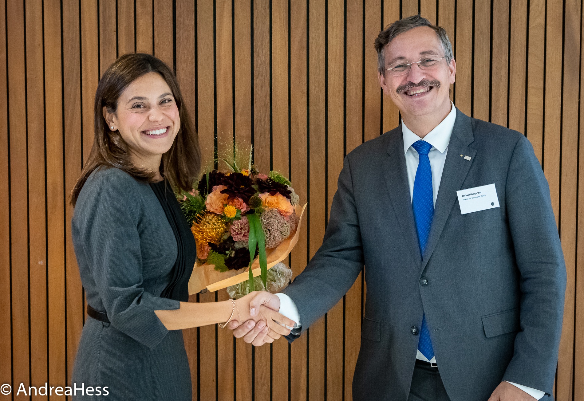 Preisträgerin Burcu Demiray und Rektor Michael Hengartner