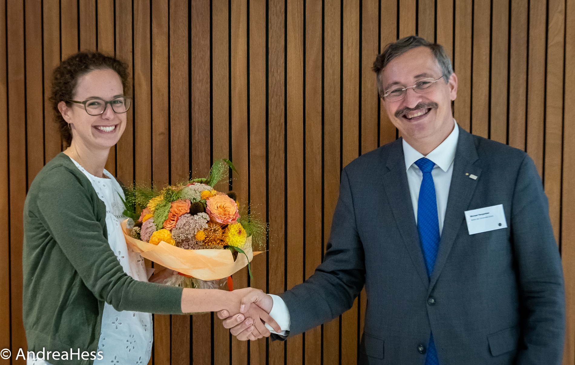 Preisträgerin Sarah Stricker und Rektor Michael Hengartner