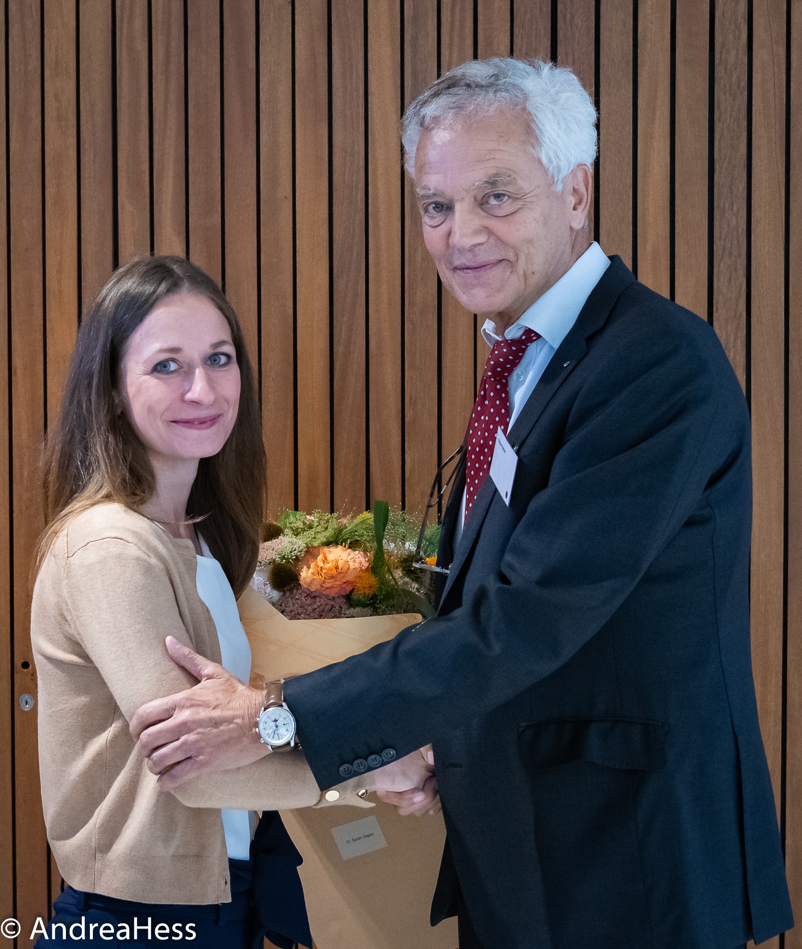 Preisträgerin Sarah Ziegler und Giatgen Spinas (Vontobel-Stiftung)