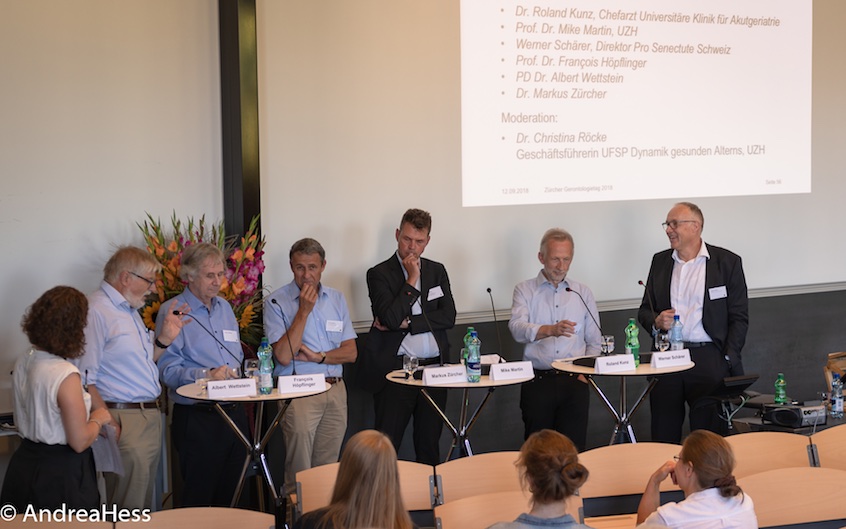 Podiumsdiskussion mit Christina Röcke, Albert Wettstein, François Höpflinger, Markus Zürcher, Mike Martin, Roland Kunz und Werner Schärer (v.l.n.r.)