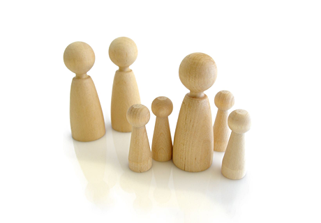 Holzfiguren symbolisieren soziale Beziehungen