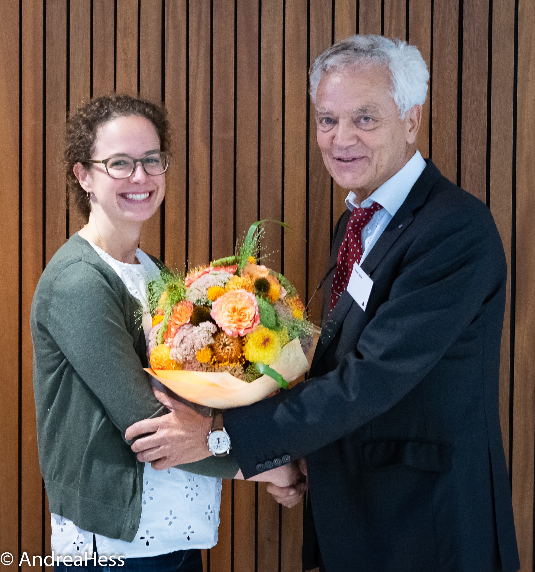 Preisträgerin Sarah Stricker und Giatgen Spinas (Vontobel-Stiftung)